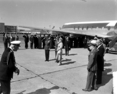 Vertrek van ZKM de Sjah van Iran van Schiphol, Bestanddeelnr 910-3894