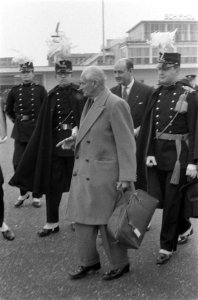 Vertrek veldmaarschalk Montgomery van Schiphol veldmaarschalk Montgomery tijdens, Bestanddeelnr 911-7557