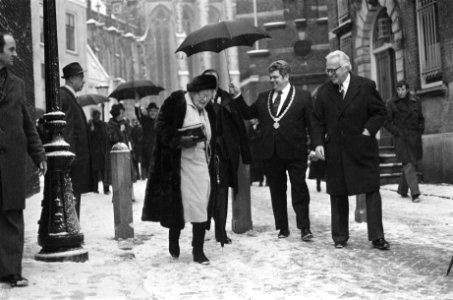 Vertrek van Domkerk koningin Juliana voorzichtig door sneeuw naast haar burgeme, Bestanddeelnr 930-0854
