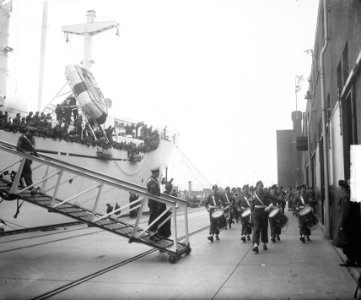 Vertrek van het schip Groote Beer met militairen in gezelschap Bombe het insche, Bestanddeelnr 903-3096
