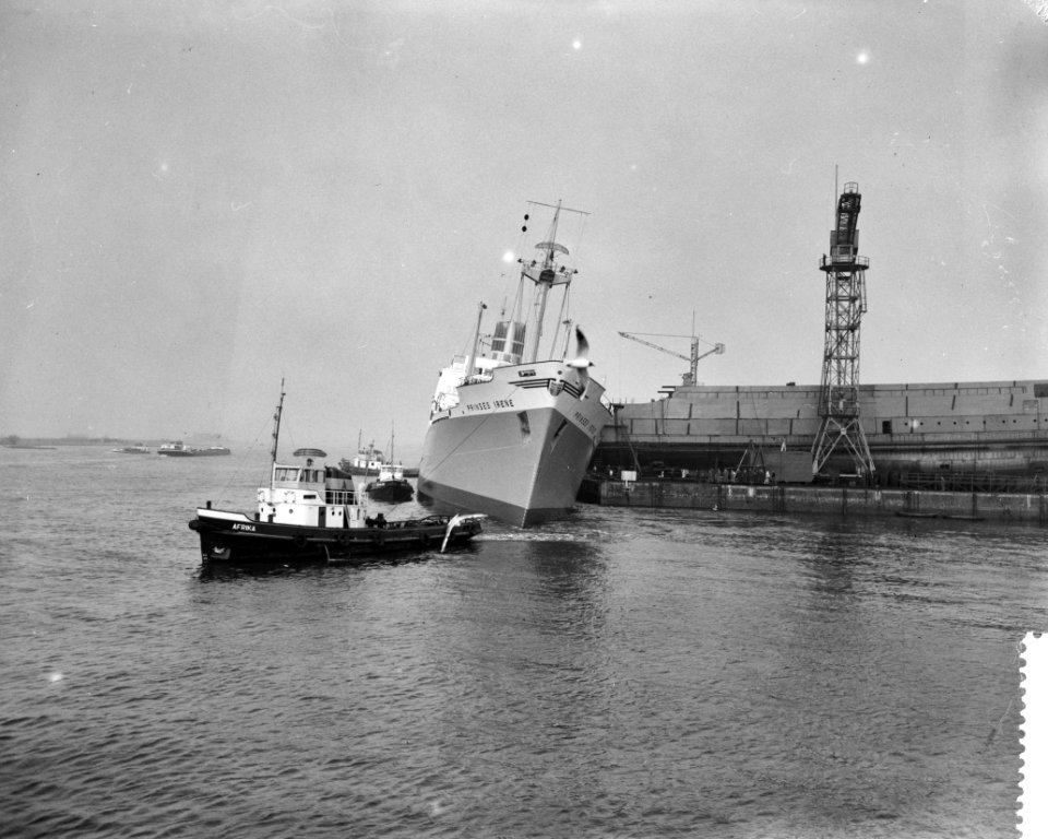 Vertrek van de Prinses Irene van de werf naar Rotterdam, Bestanddeelnr 910-2282
