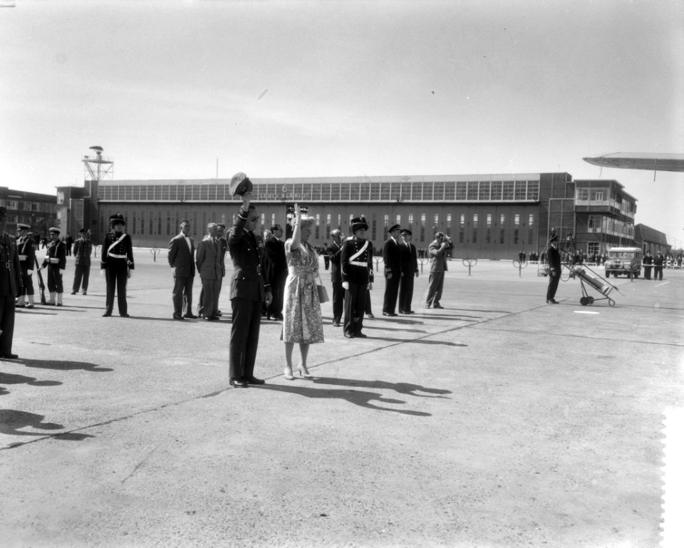 Vertrek van de Sjah van Perzië van Schiphol v.l.n.r. prins Bernhard, Sjah Moha…, Bestanddeelnr 910-3897