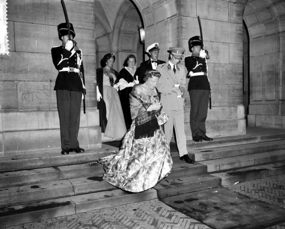Vertrek van Hare Koninklijke Hoogheid Prinses Beatrix en Irene naar de stadsscho, Bestanddeelnr 910-5081