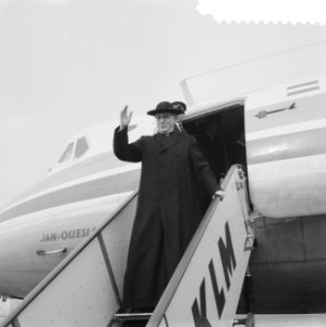 Vertrek van kardinaal B J Alfrink van Schiphol naar R kardinaal B J Alfrink , Bestanddeelnr 911-1120