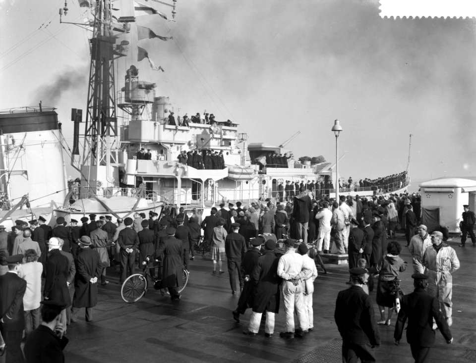 Vertrek van Hr Ms fregat Evertsen uit Den Helder naar Nieuw Guinea , nagewui, Bestanddeelnr 912-1018