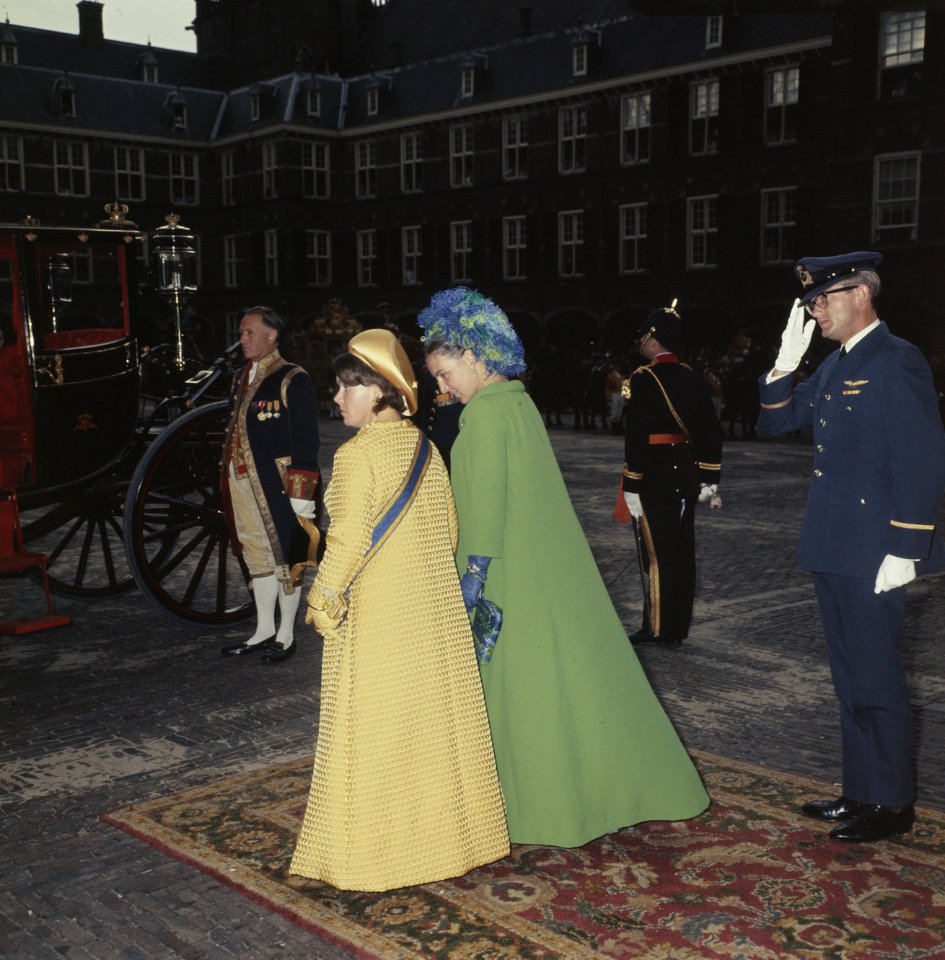 Vertrek van de prinsessen Margriet en Christina uit de Ridderzaal, Bestanddeelnr 254-8178