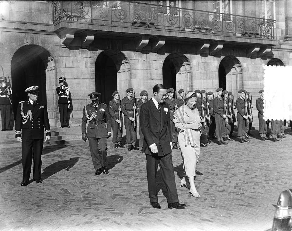 Vertrek van koningin Juliana en prins Bernhard vanuit het paleis op de Dam, Amst, Bestanddeelnr 905-9559