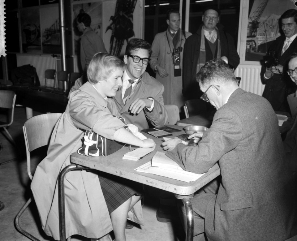 Vertrek van Mary Kok en Herman Willemse vanuit Rotter naar Argentinie, in orde m, Bestanddeelnr 910-9226