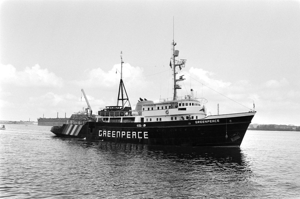 Vertrek van het actieschip Greenpeace uit Amsterdam de Greenpeace vaart uit, Bestanddeelnr 933-4005