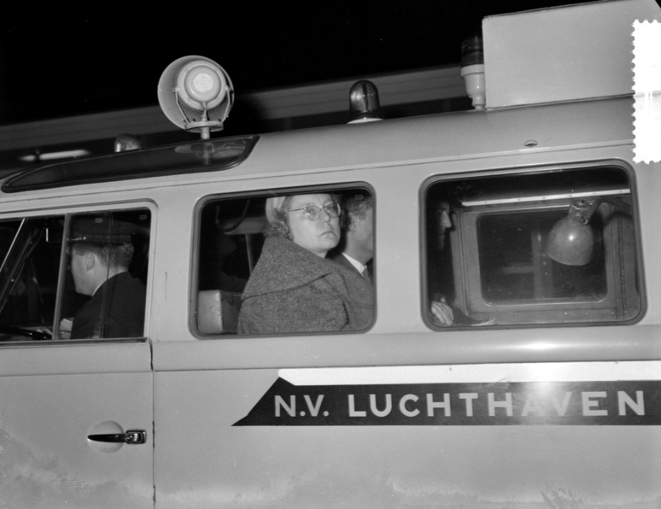 Vertrek van mevrouw Golub naar Moskou. Mevrouw Golub in KLM-busje, Bestanddeelnr 913-0266