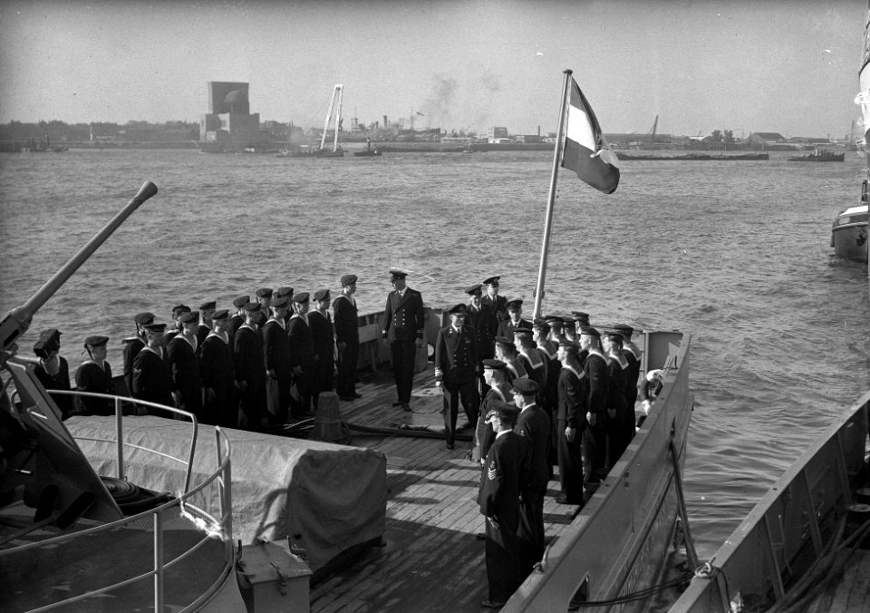 Vertrek van Hr. Ms. Pieter Florisz en Hr. Ms. Abraham van der Hulst (l) naar In…, Bestanddeelnr 902-3569