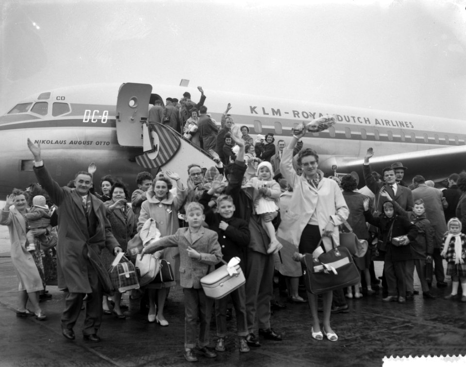 Vertrek van emigranten naar Australie, de groep voor het vliegtuig, Bestanddeelnr 911-9178