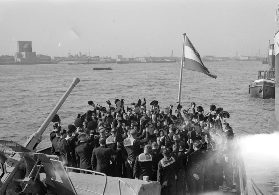 Vertrek van Hr. Ms. Pieter Florisz en Hr. Ms. Abraham van der Hulst, Bestanddeelnr 902-3573