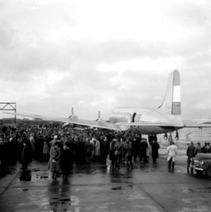 Vertrek van een Nederlandse delegatie met de Skymaster (DC-4, 313) van de Nederl, Bestanddeelnr 255-9405