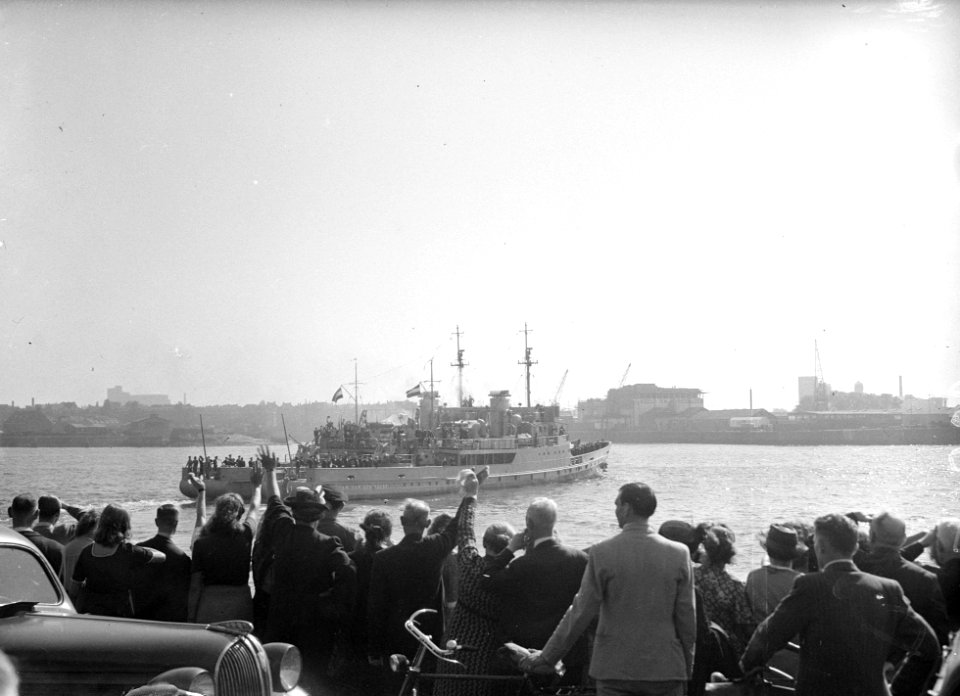 Vertrek van Hr. Ms. Pieter Florisz en Hr. Ms. Abraham van der Hulst (l) naar In…, Bestanddeelnr 902-3565