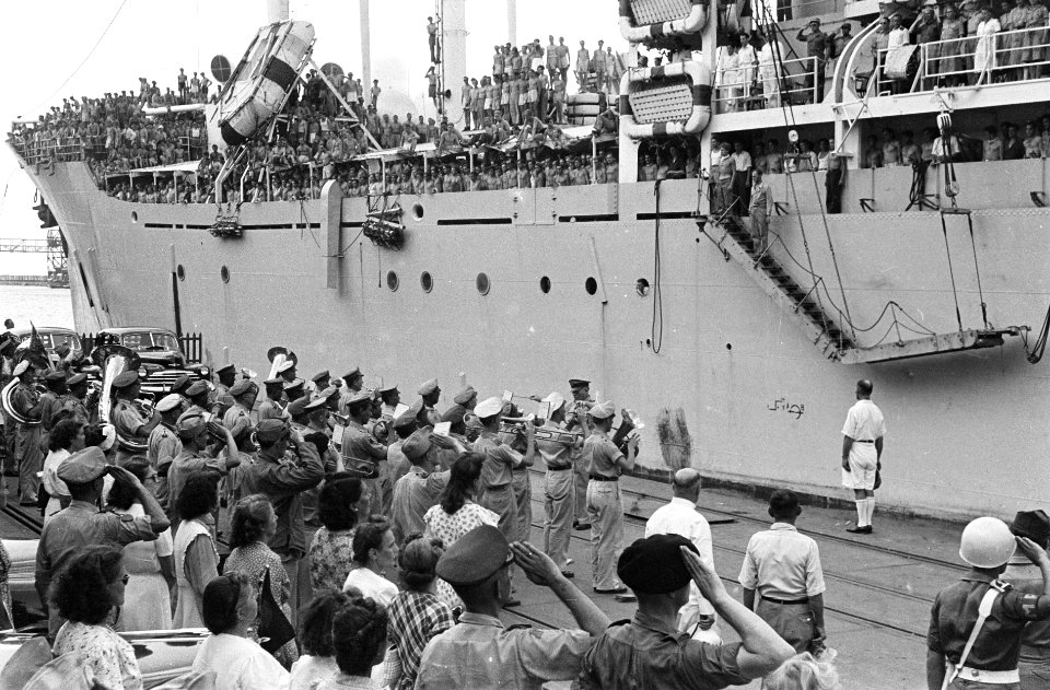 Vertrek van een troepentransportschip uit Tandjong Priok Stafmuziek KNIL speelt, Bestanddeelnr 6752