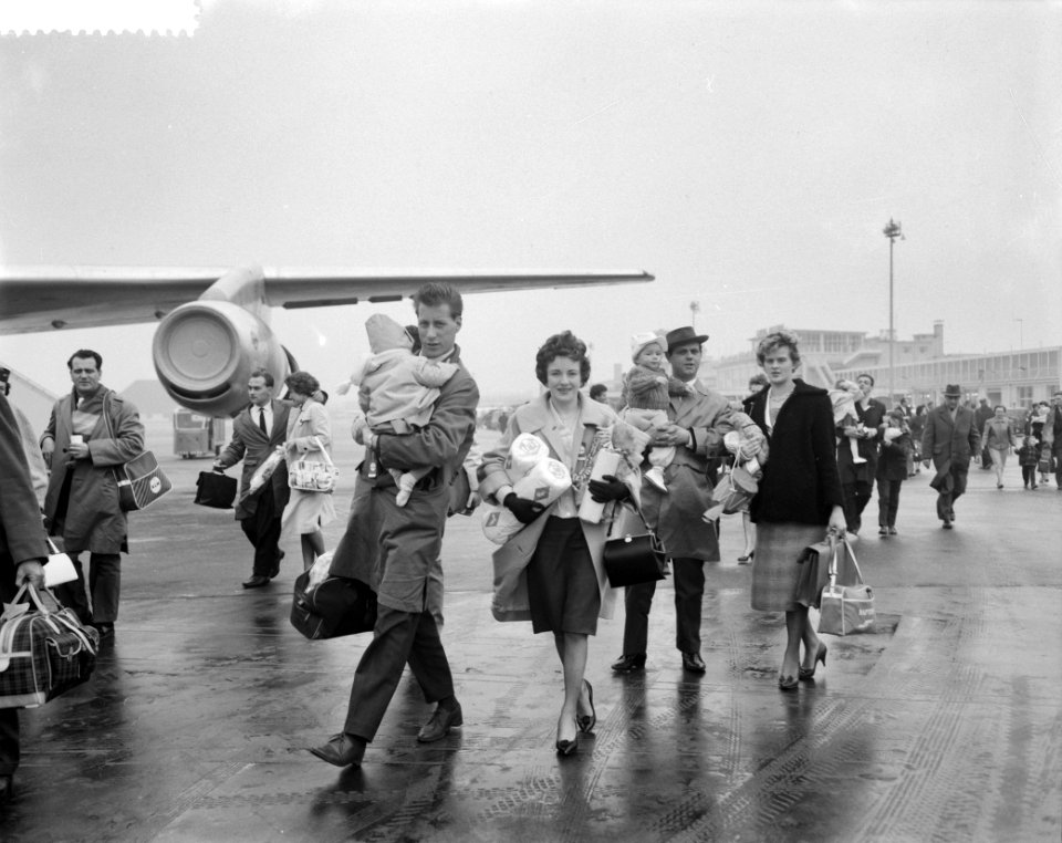 Vertrek van emigranten naar Australie, op weg naar het vliegtuig, Bestanddeelnr 911-9176