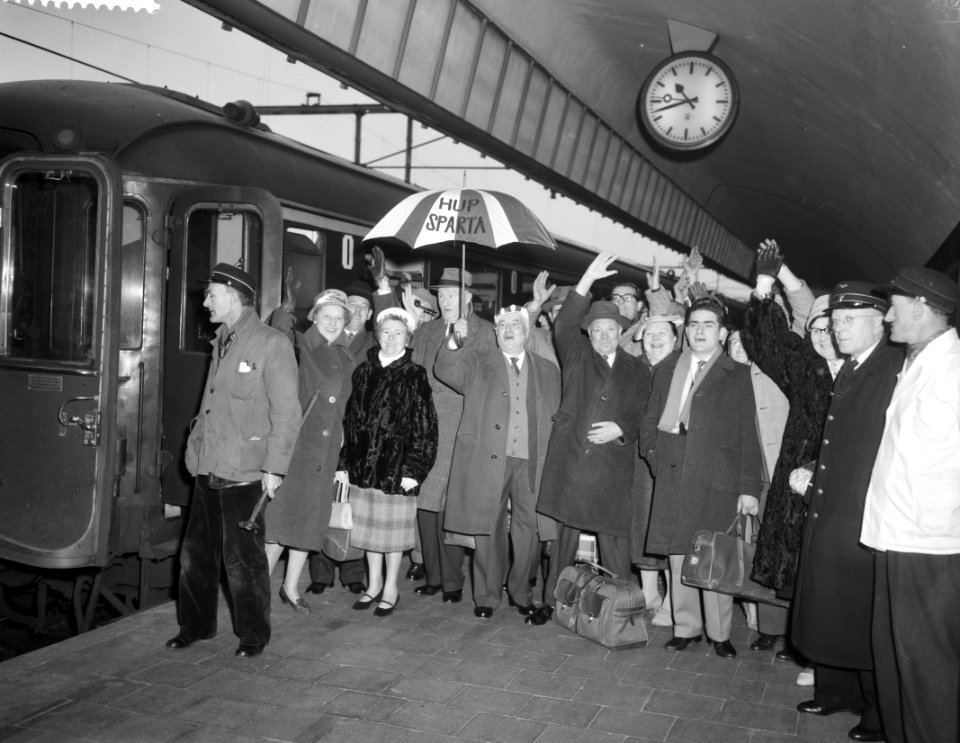 Vertrek van Spartasupporters van Rotterdam naar Londen, Bestanddeelnr 911-1341