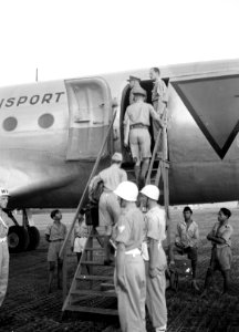 Vertrek van generaal H.J. Kruls na zijn inspectietocht door Indonesië. Op de tra, Bestanddeelnr 11323