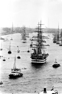 Vertrek van tall-ships, enkele tall-ships verlaten in linie de Javakade (links b, Bestanddeelnr 930-9587