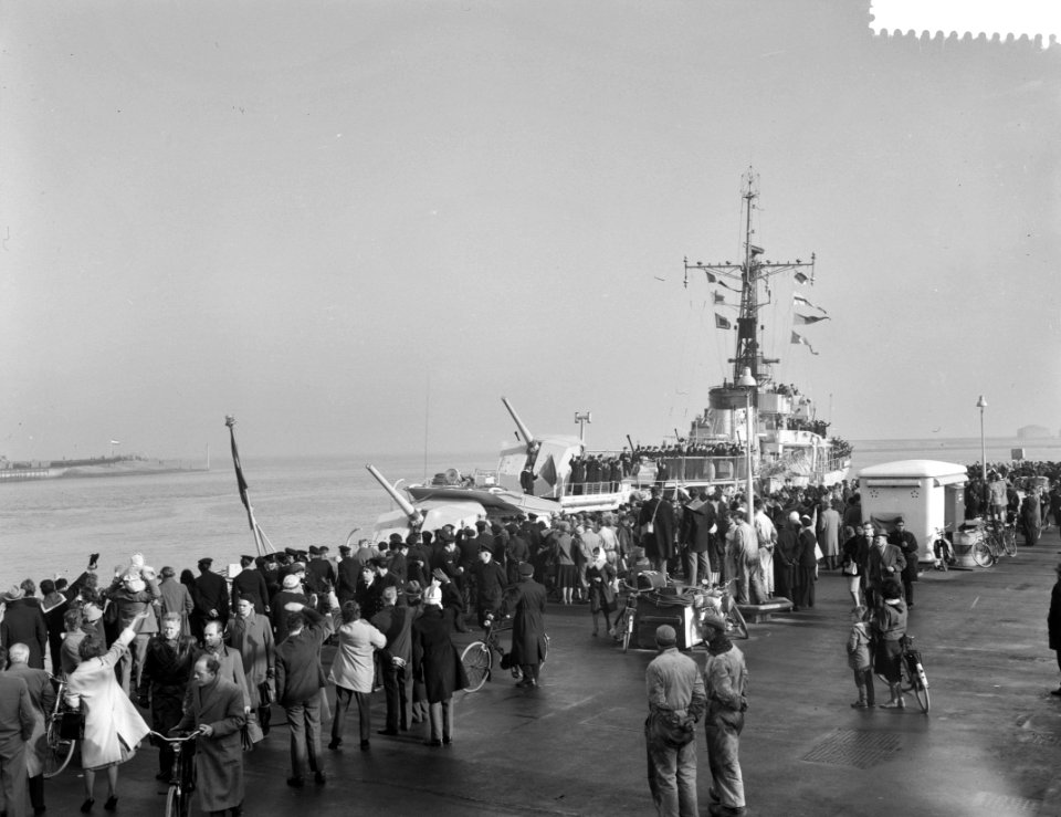 Vertrek van Hr Ms fregat Evertsen uit Den Helder naar Nieuw Guinea , nagewui, Bestanddeelnr 912-1015