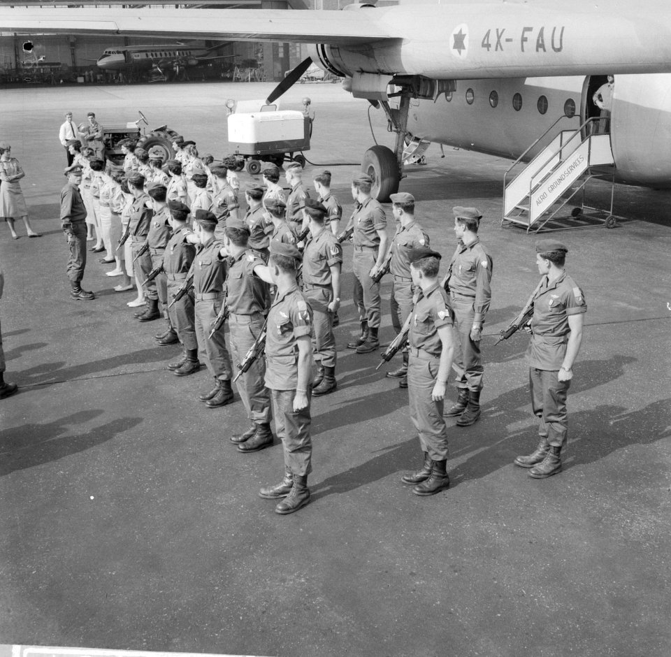 Vertrek van de Israelische vierdaagse lopers, de militairen tijdens het rechtsri, Bestanddeelnr 911-4761