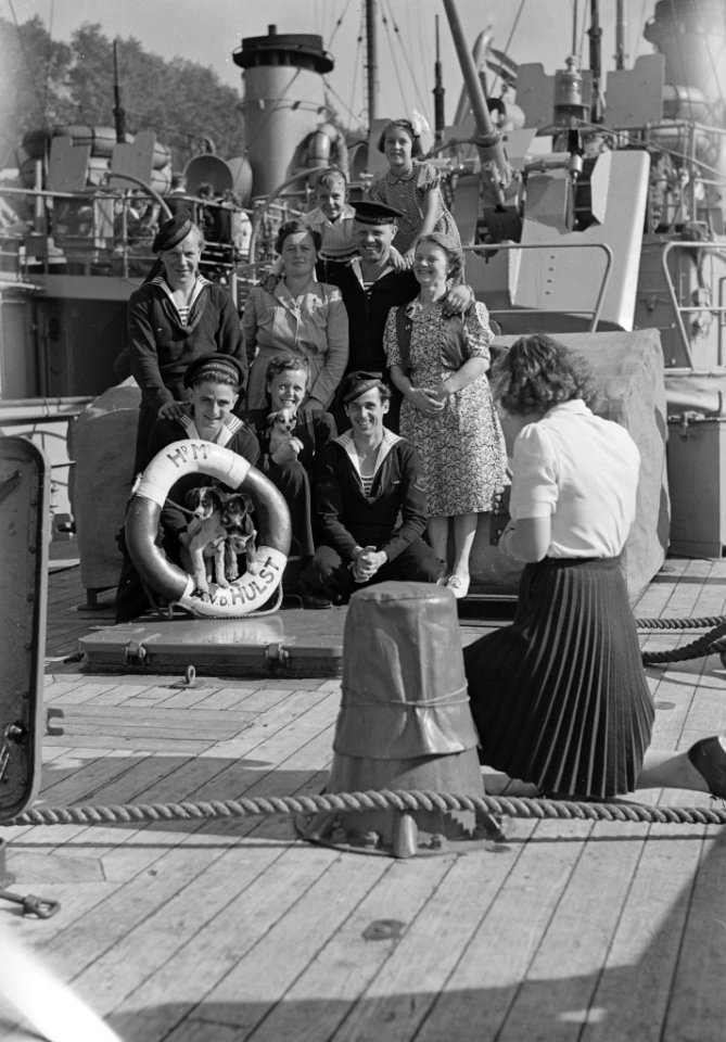 Vertrek van Hr Ms Pieter Florisz en Hr Ms Abraham van der Hulst (l) naar In…, Bestanddeelnr 902-3566