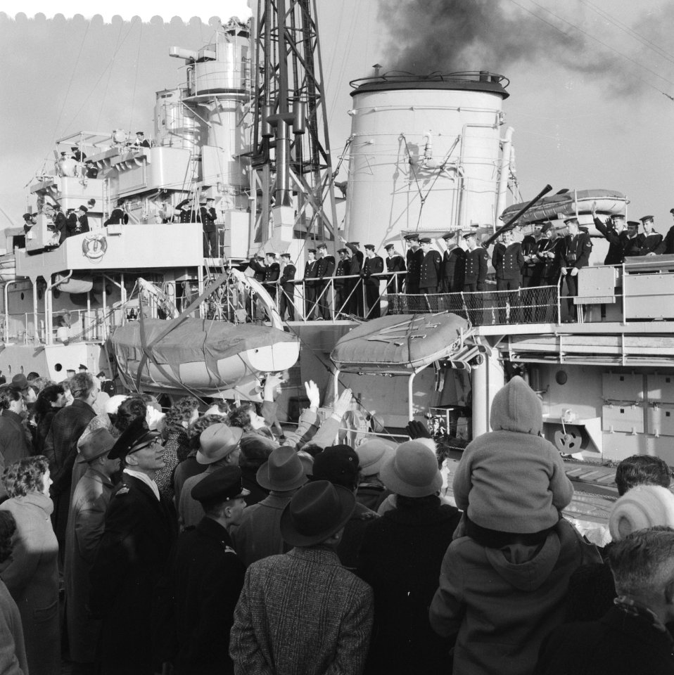 Vertrek van Hr Ms Fregat Kortenaer uit Den Helder naar Nieuw Guinea, Bestanddeelnr 910-9192