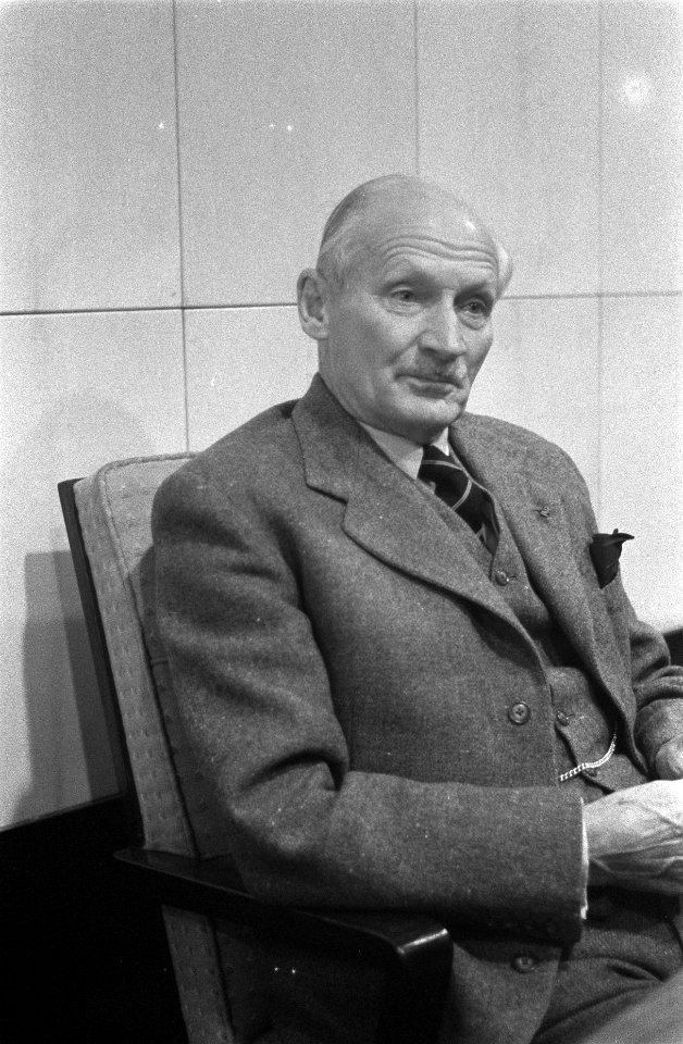 Vertrek veldmaarschalk Montgomery van Schiphol veldmaarschalk Montgomery tijdens, Bestanddeelnr 911-7561