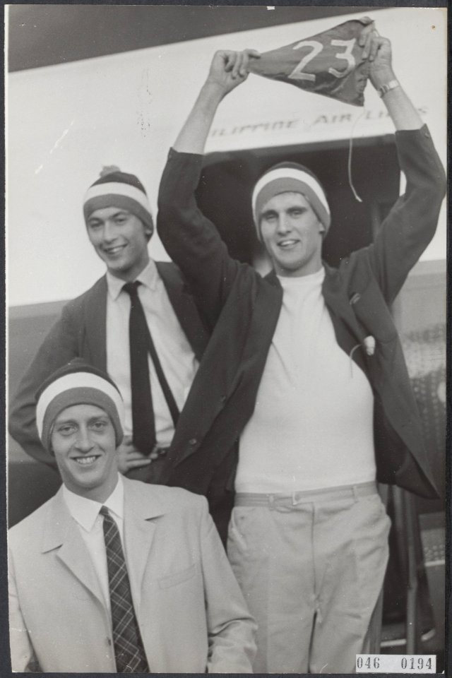 Vertrek van de Nederlandse Himalaya expeditie van Schiphol. Boven links Charles , Bestanddeelnr 046-0194