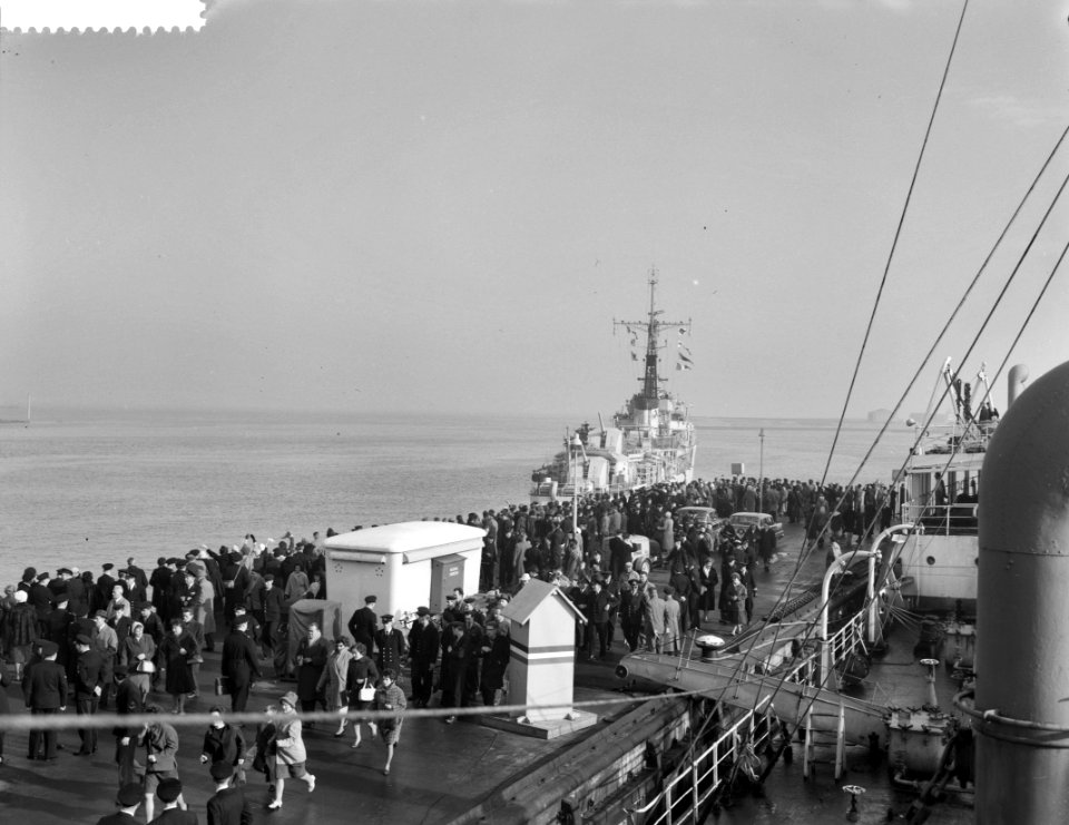 Vertrek van Hr Ms fregat Evertsen uit Den Helder naar Nieuw Guinea , nagewui, Bestanddeelnr 912-1017
