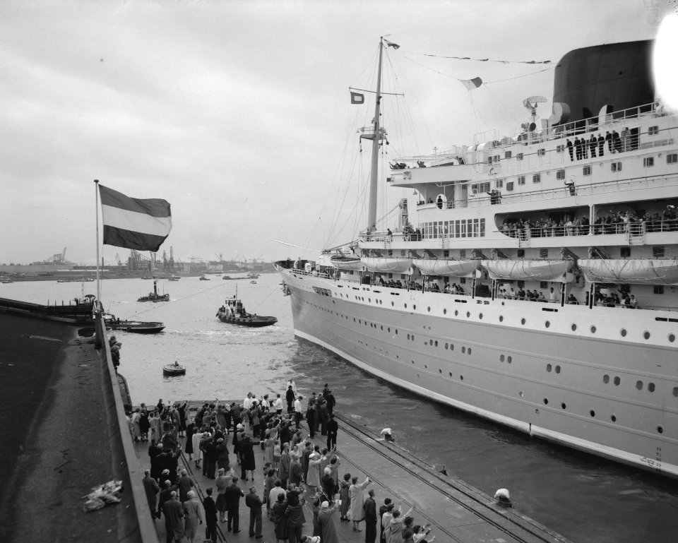 Vertrek Willem Ruys uit Rotterdam voor cruise, Bestanddeelnr 909-6104