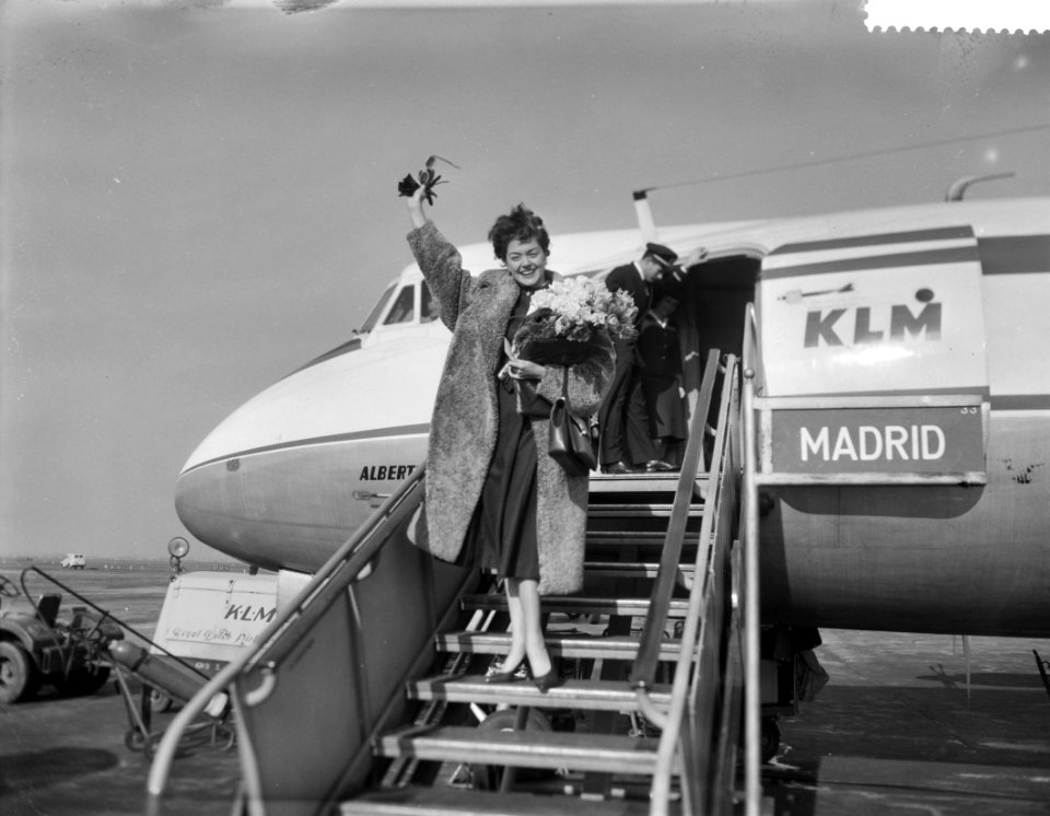 Vertrek van Teddy Scholten van Schiphol naar Cannes om deel te nemen aan Eurovis, Bestanddeelnr 910-2012