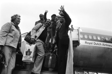 Vertrek van Schiphol van delegatie van vijf Zuid Molukkers voor orientatiereis n, Bestanddeelnr 929-5587