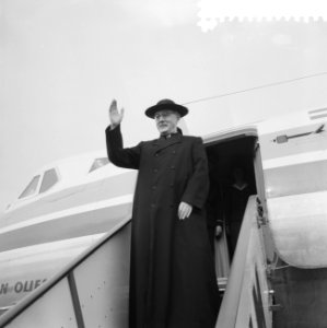 Vertrek van kardinaal B J Alfrink van Schiphol naar R kardinaal B J Alfrink , Bestanddeelnr 911-1121