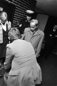 Vertrek van Schiphol van delegatie van vijf Zuid Molukkers voor orientatiereis n, Bestanddeelnr 929-5586