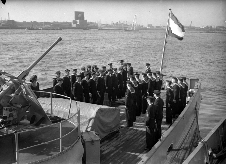 Vertrek van Hr. Ms. Pieter Florisz en Hr. Ms. Abraham van der Hulst (l) naar In…, Bestanddeelnr 902-3568