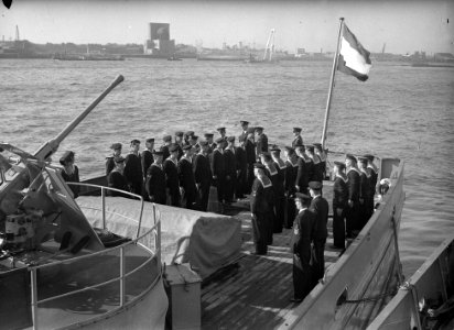 Vertrek van Hr. Ms. Pieter Florisz en Hr. Ms. Abraham van der Hulst (l) naar In…, Bestanddeelnr 902-3568