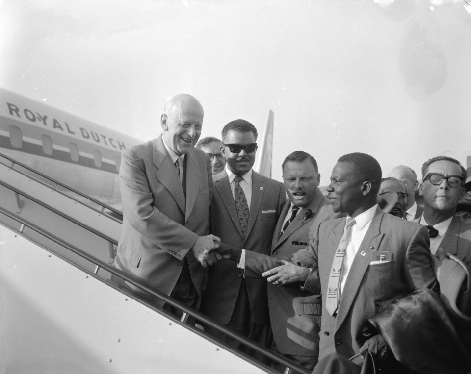 Vertrek van Schiphol van de delegaties van Suriname en Nederlandse Antillen, v.l, Bestanddeelnr 911-3132