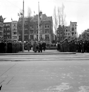 Vertrek van koningin Wilhelmina van het Damplantsoen in gezelschap van burgemees, Bestanddeelnr 902-5073