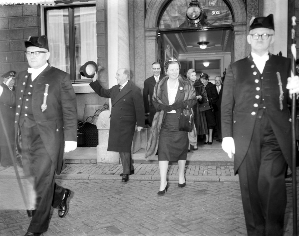 Vertrek vanuit de ambtswoning voor de rondvaart, v.l.n.r. president Prado, burge, Bestanddeelnr 911-0736