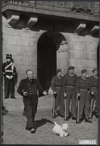 Vertrek van koningin Juliana en prins Bernhard van het Paleis op de Dam na een 5, Bestanddeelnr 014-1148