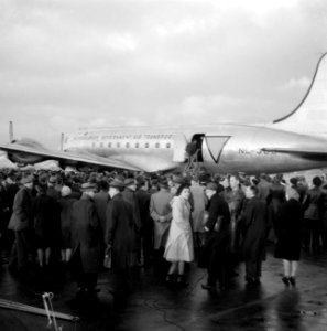 Vertrek van een Nederlandse delegatie met de Skymaster (DC-4, 313) van de Nederl, Bestanddeelnr 255-9407