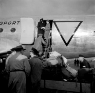 Vertrek van een Nederlandse delegatie met de Skymaster (DC-4, 313) van de Nederl, Bestanddeelnr 255-9404