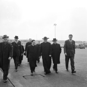 Vertrek van kardinaal B J Alfrink van Schiphol naar R kardinaal B J Alfrink , Bestanddeelnr 911-1118