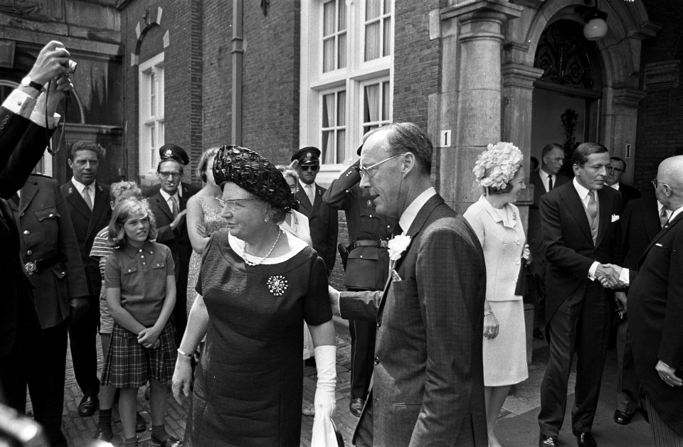 Vertrek van de koninklijke gasten. Op de voorgrond koningin Juliana en prins Ber, Bestanddeelnr 920-4985