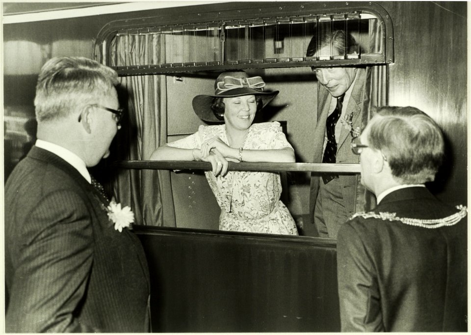 Vertrek van Koninging Beatrix en Prins Claus vanuit Haarlem. Links de Commissaris van de Koningin in Noord-Holland Drs. Roele de Wit en rechts Drs. Jan Reehorst, NL-HlmNHA 5400467683