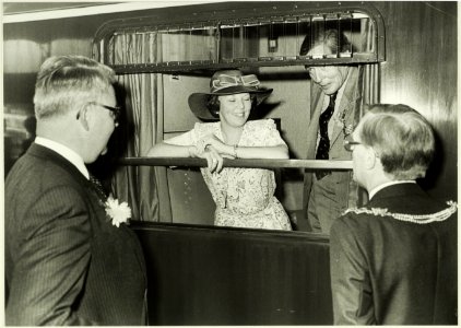 Vertrek van Koninging Beatrix en Prins Claus vanuit Haarlem. Links de Commissaris van de Koningin in Noord-Holland Drs. Roele de Wit en rechts Drs. Jan Reehorst, NL-HlmNHA 5400467683