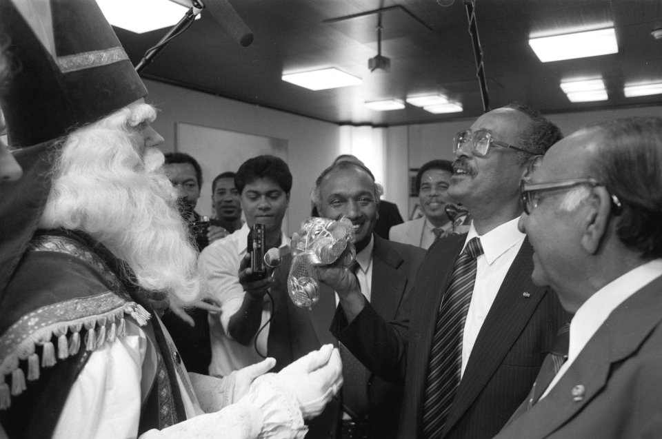 Vertrek van Schiphol van Surinaamse regeringsdelegatie Sinterklaas geeft premie, Bestanddeelnr 934-3690