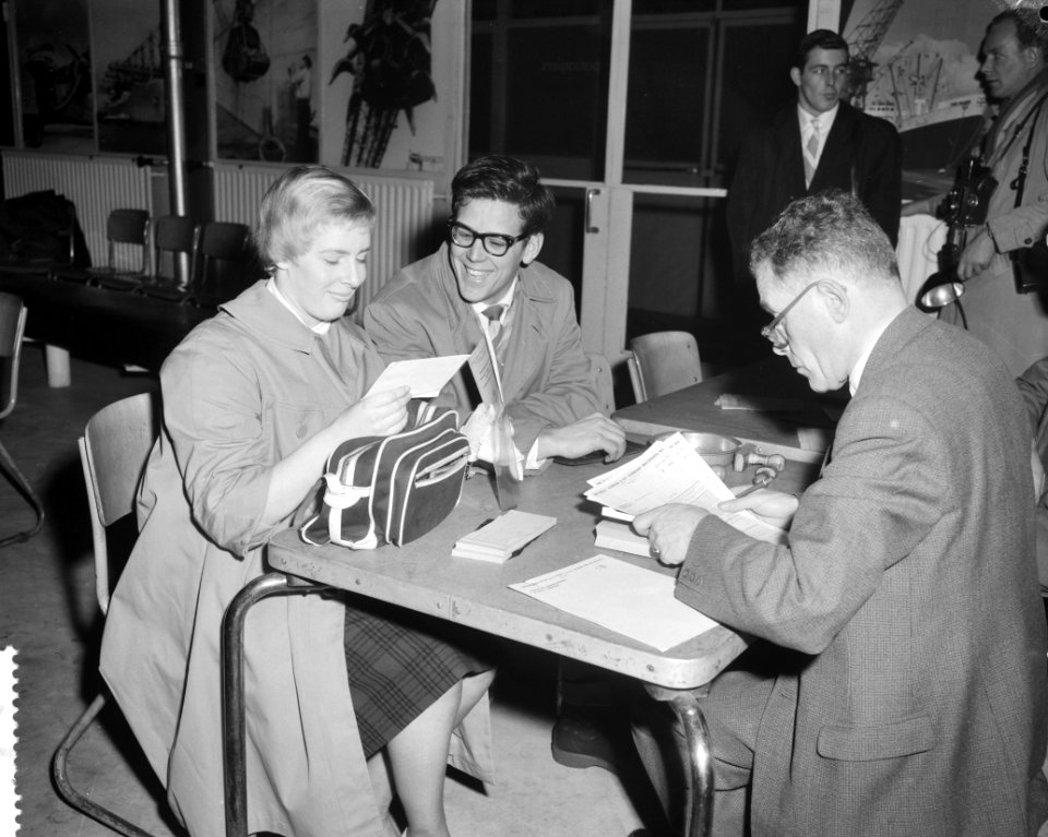 Vertrek van Mary Kok en Herman Willemse vanuit Rotter naar Argentinie, in orde m, Bestanddeelnr 910-9227